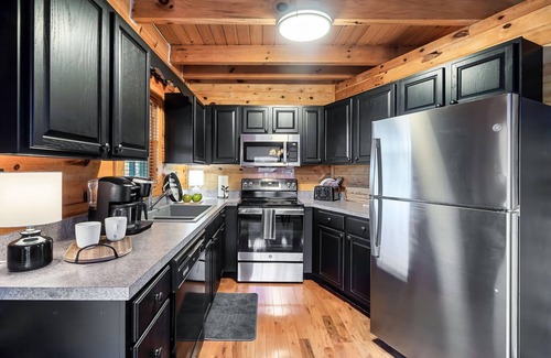 Gatlinburg - Pigeon Forge Cabin | 3 King beds! POOL table, home Theater, private HOTtub, Firepit, 3 decks Games.