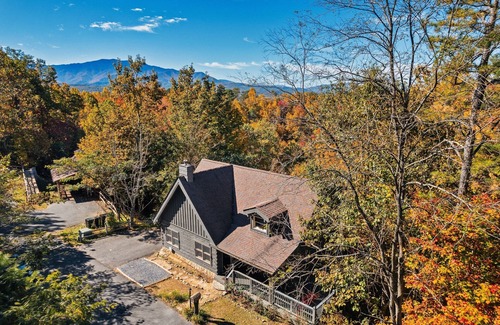 Gatlinburg - Pigeon Forge Cabin | 3 King beds! POOL table, home Theater, private HOTtub, Firepit, 3 decks Games.