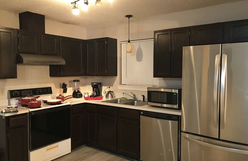 Southside House | 3 King Size Beds! Mins from Mayo, UNF, and Beaches. Smart TVs!