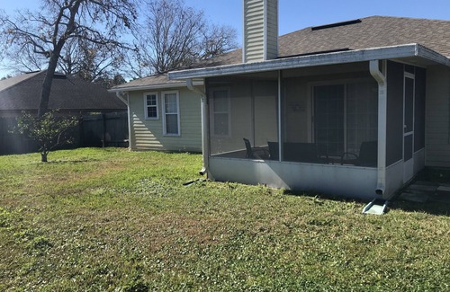 Southside House | 3 King Size Beds! Mins from Mayo, UNF, and Beaches. Smart TVs!