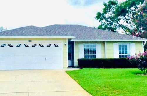 Southside House | 3 King Size Beds! Mins from Mayo, UNF, and Beaches. Smart TVs!