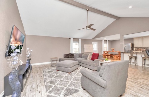 Addicks House | 🔥3 King Suites MD Anderson 30+ Nights 3min to I-10 Med Center Fast WiFi Garage