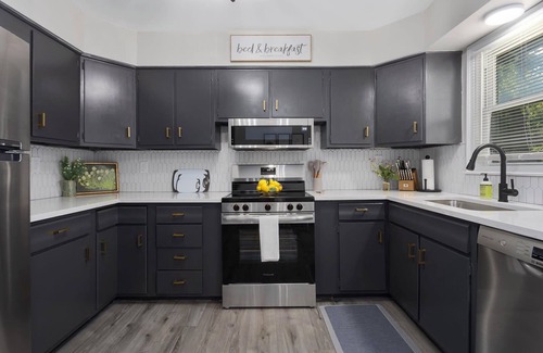 Lee's Summit House | 3 KingBeds-Great for Families|Walkable to Shops