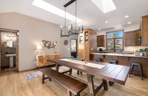 Estes Park House | 3 Kings Summit- Family Friendly, Close to RMNP, King Beds, Views, A/C!