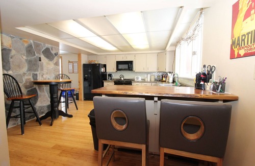 Grand Bend House | 3 levels w/9 comfy beds. Steps from Pinery Park, ideal for large groups