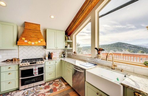 Black Hawk Cottage | 3 Mi to Casinos: Cabin w/Stables in Black Hawk!