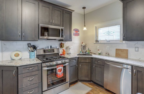 Sandusky House | 3 Mi to Cedar Point: Sunny Sandusky Home w/Yard