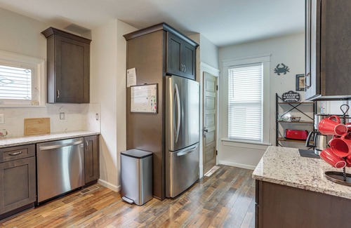 Sandusky House | 3 Mi to Cedar Point: Sunny Sandusky Home w/Yard