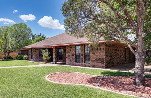 Roswell House | 3 Mi to Downtown Roswell Home with Patio and Yard