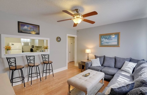Galveston Apartment | 3 Mi to Dtwn Galveston: Beautiful Apt w/Deck!