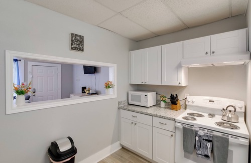 Galveston Apartment | 3 Mi to Dtwn Galveston: Beautiful Apt w/Deck!