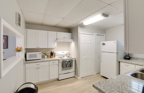 Galveston Apartment | 3 Mi to Dtwn Galveston: Beautiful Apt w/Deck!