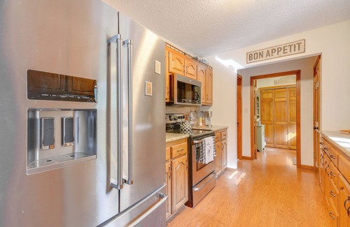 Jefferson City Cottage | 3 Mi to Dtwn Jefferson City: Family Home w/Deck