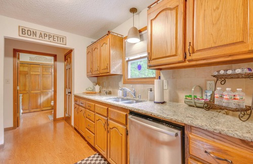 Jefferson City Cottage | 3 Mi to Dtwn Jefferson City: Family Home w/Deck
