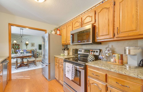 Jefferson City Cottage | 3 Mi to Dtwn Jefferson City: Family Home w/Deck