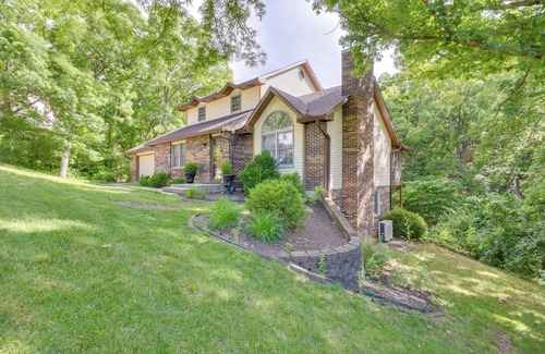 Jefferson City Cottage | 3 Mi to Dtwn Jefferson City: Family Home w/Deck