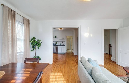 Roanoke Apartment | < 3 Mi to Dtwn Roanoke: Inviting Unit w/Balcony