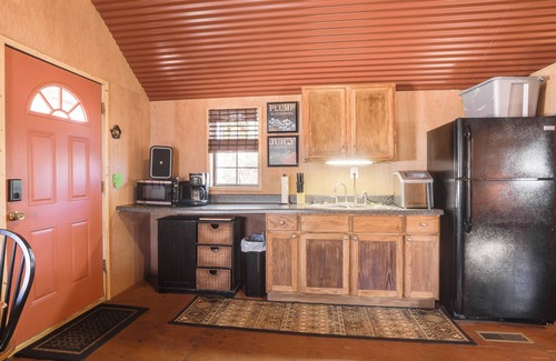 Clinton Cabin | 3 Mi to Greers Ferry Lake: Peaceful Cabin w/Deck!