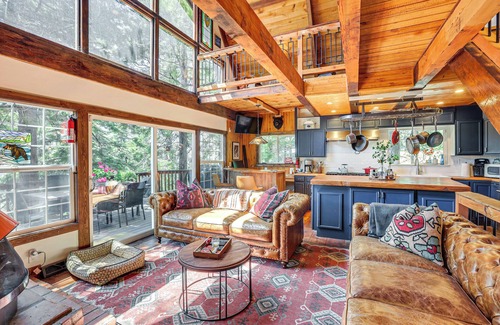 Lake Arrowhead Cottage | 3 Mi to Lake Arrowhead Village: Dog-friendly Cabin