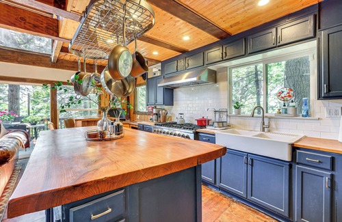 Lake Arrowhead Cottage | 3 Mi to Lake Arrowhead Village: Dog-friendly Cabin