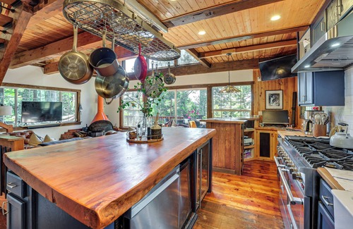 Lake Arrowhead Cottage | 3 Mi to Lake Arrowhead Village: Dog-friendly Cabin