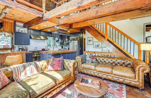 Lake Arrowhead Cottage | 3 Mi to Lake Arrowhead Village: Dog-friendly Cabin