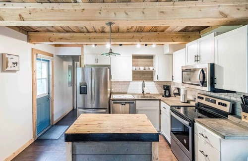 Windsor Hills Cabin | 3 mi to Liberty, Close to Dtown w/Secluded Feel