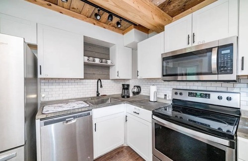 Windsor Hills Cabin | 3 mi to Liberty, Close to Dtown w/Secluded Feel