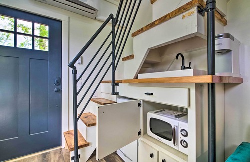 Starkville Apartment | 3 Mi to Mississippi State: Tiny Home w/Deck!
