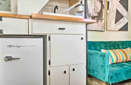 Starkville Apartment | 3 Mi to Mississippi State: Tiny Home w/Deck!