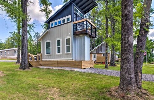Starkville Apartment | 3 Mi to Mississippi State: Tiny Home w/Deck!