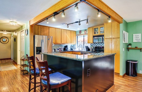 South Hills House | 3 Mi to U of O Pet-Friendly Home w/Covered Deck!