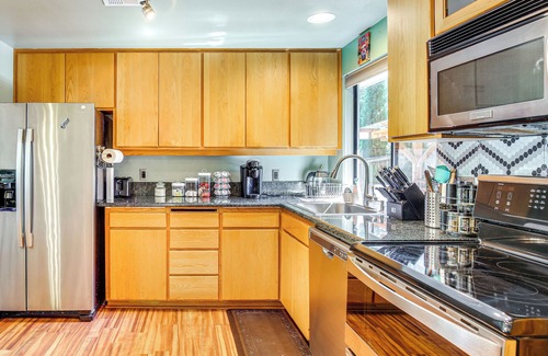 South Hills House | 3 Mi to U of O Pet-Friendly Home w/Covered Deck!
