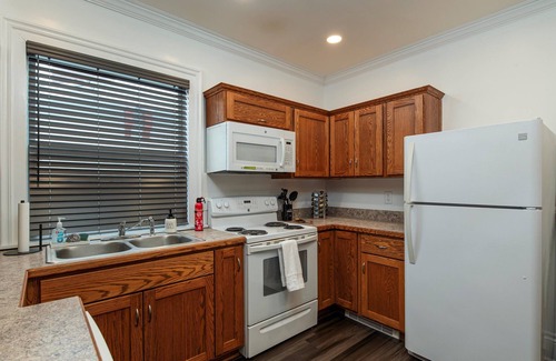 Oneonta Apartment | 3 miles to B Ball, 5 min walk to Downtown! Stocked Kitchen, AC, WiFi, W/D