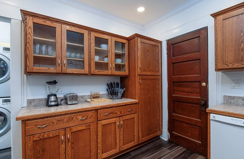 Oneonta Apartment | 3 miles to B Ball, 5 min walk to Downtown! Stocked Kitchen, AC, WiFi, W/D