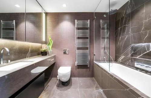 Riverside Apartment | 3 Million Pound Luxury Large Tower Bridge Direct Views Sleeps 6
