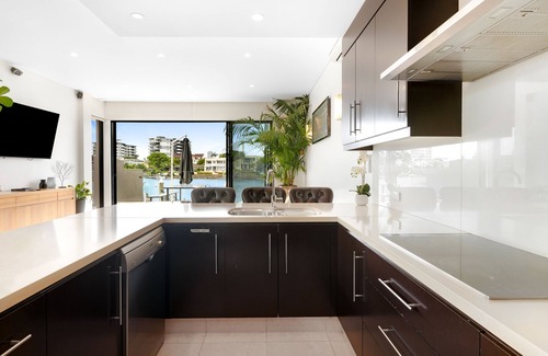 Surfers Paradise House | $3 Million Waterfront Villa - pets welcome