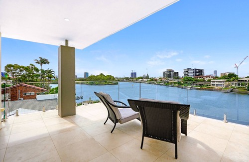 Surfers Paradise House | $3 Million Waterfront Villa - pets welcome