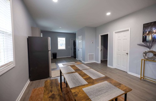Burlington House | 3 Min to Downtown - 10 Min to Elon - Smart TVs