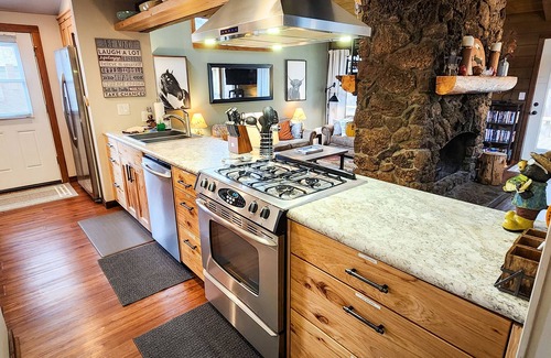 Overlook Park Cabin | 3 Min to SHARC with 8 Passes! Private Hot Tub, Quite Cul-de-sac w/PS4 & BBQ