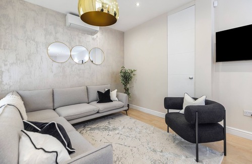 Brent Cross House | 3 Min to Tube, Modern Home Sleeps 12 Adults London