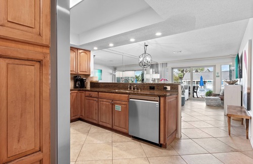 Fort Walton Beach - Destin Villa | 3 MIN WALK - 1st Floor Condo - No Stairs - Steps to Beach & Pool & Golf