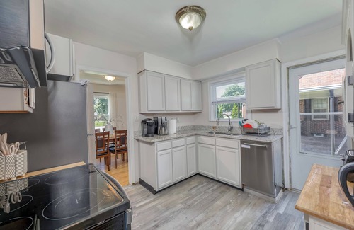 Speedway House | 3 min walk to IMS First Turn! King Bed - Full Kitchen - Peaceful front porch!
