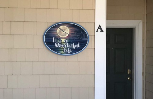 Ocean Isle Beach Condo | 3 min walk to the beach! Fall beach retreat awaits!