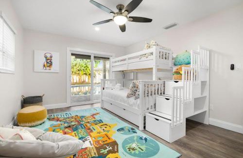 Harbor Bluffs House | 3 Mins to Beach Heated Pool Ping Pong Pool Table