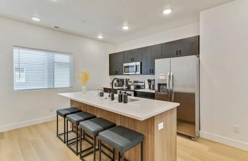 People's Freeway House | 3 Mins to DT Lux Townhome 2 Car Garage King Bed