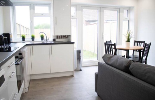 London Borough of Hounslow Apartment | 3 Minute Drive From Heathrow Airport Apartment -20min Underground Central London