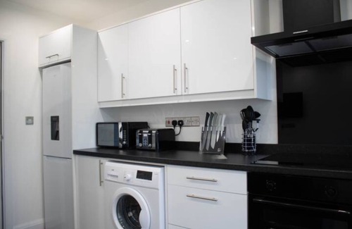 London Borough of Hounslow Apartment | 3 Minute Drive From Heathrow Airport Apartment -20min Underground Central London