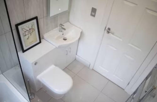 London Borough of Hounslow Apartment | 3 Minute Drive From Heathrow Airport Apartment -20min Underground Central London