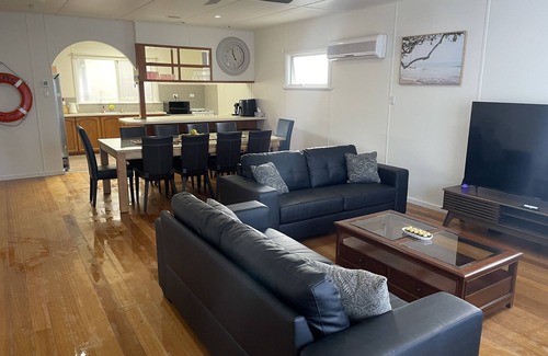 Capel Sound House | 3 minute walk to Capel Sound Foreshore.nSleeps 10 guests, 4 bedroom 2 bathroom.